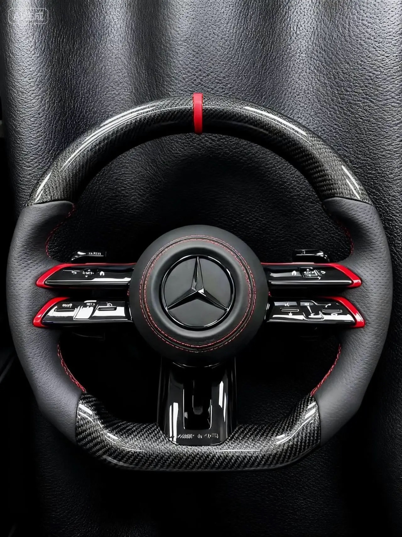 The 2022 Mercedes Benz GLE450 carbon fiber steering wheel has red elements turned green as shown in the picture, and AMG has been changed to MRWRONG