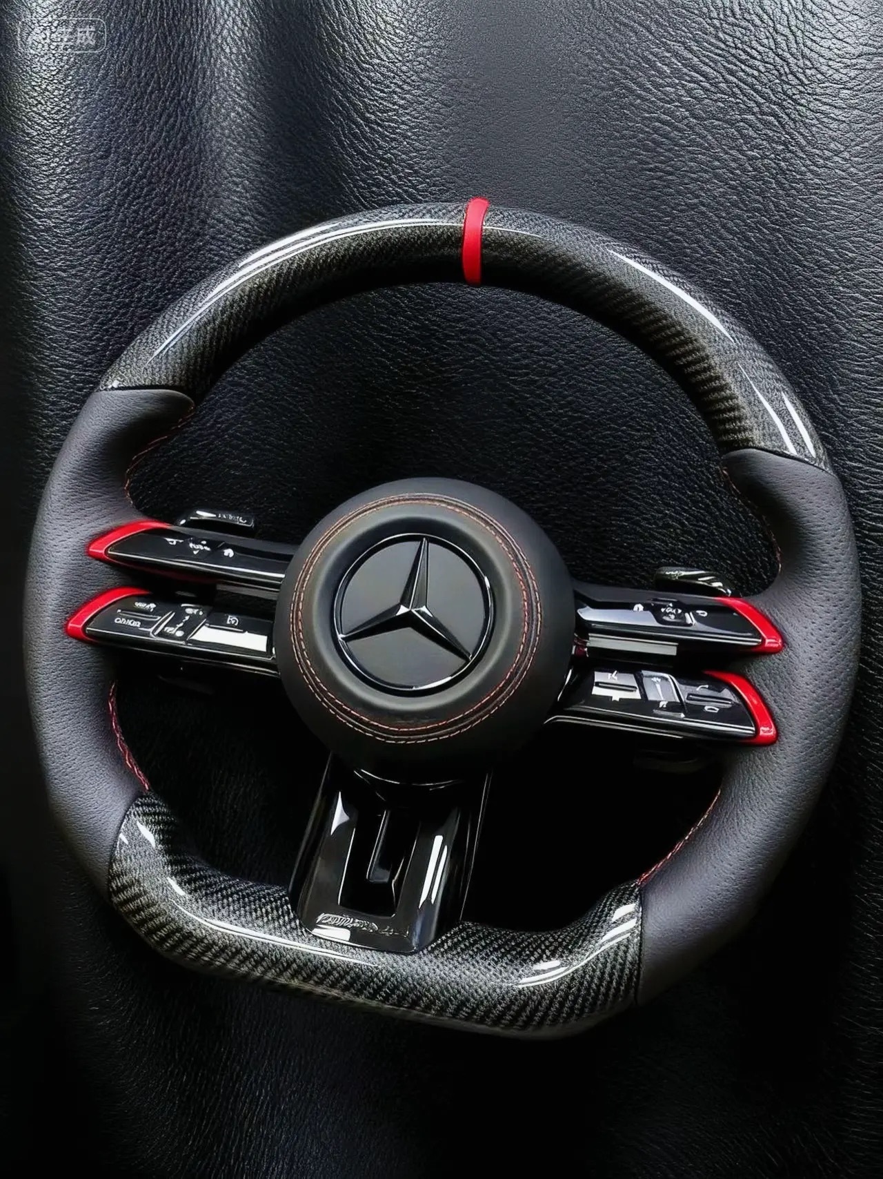 The 2022 Mercedes Benz GLE450 carbon fiber steering wheel has red elements turned green as shown in the picture, and AMG has been changed to MRWRONG