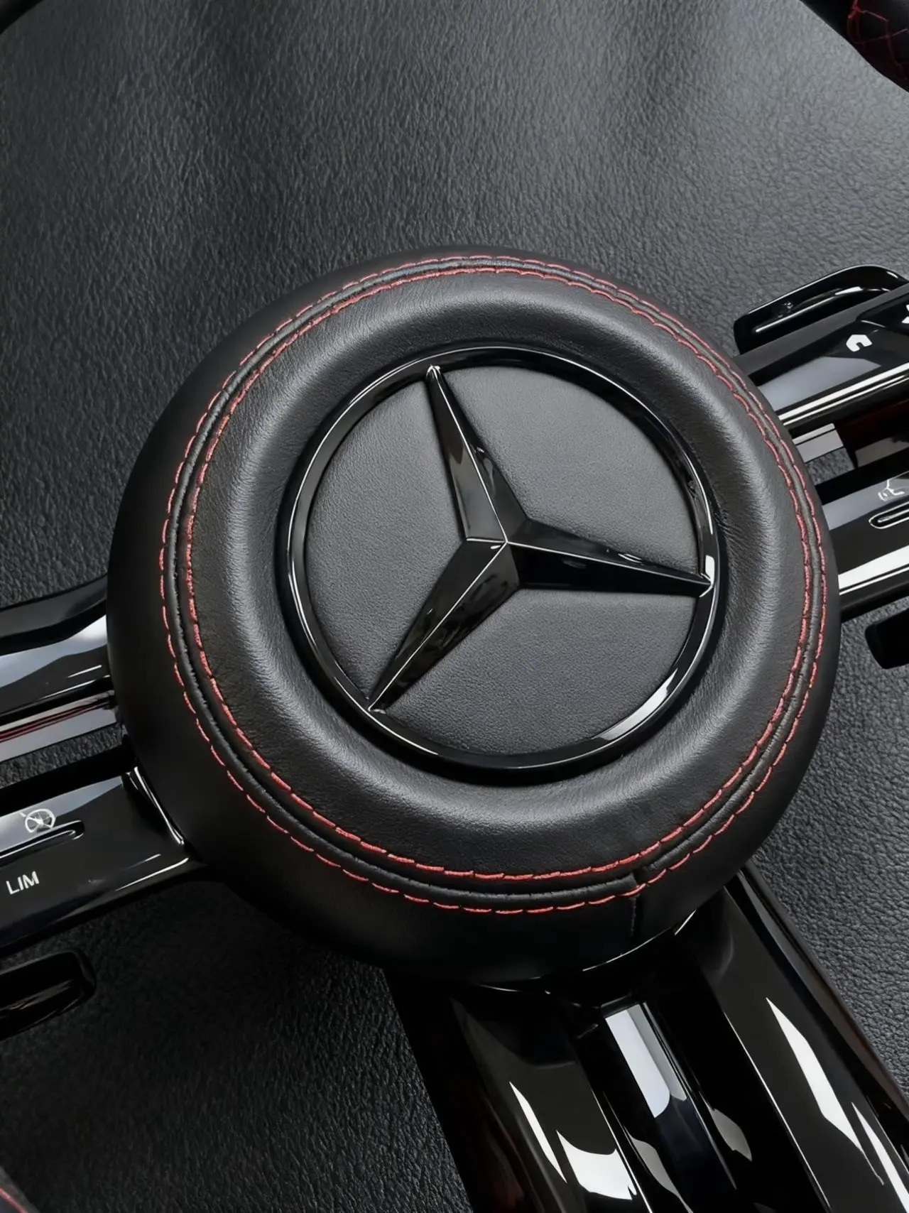 The 2022 Mercedes Benz GLE450 carbon fiber steering wheel has red elements turned green as shown in the picture, and AMG has been changed to MRWRONG