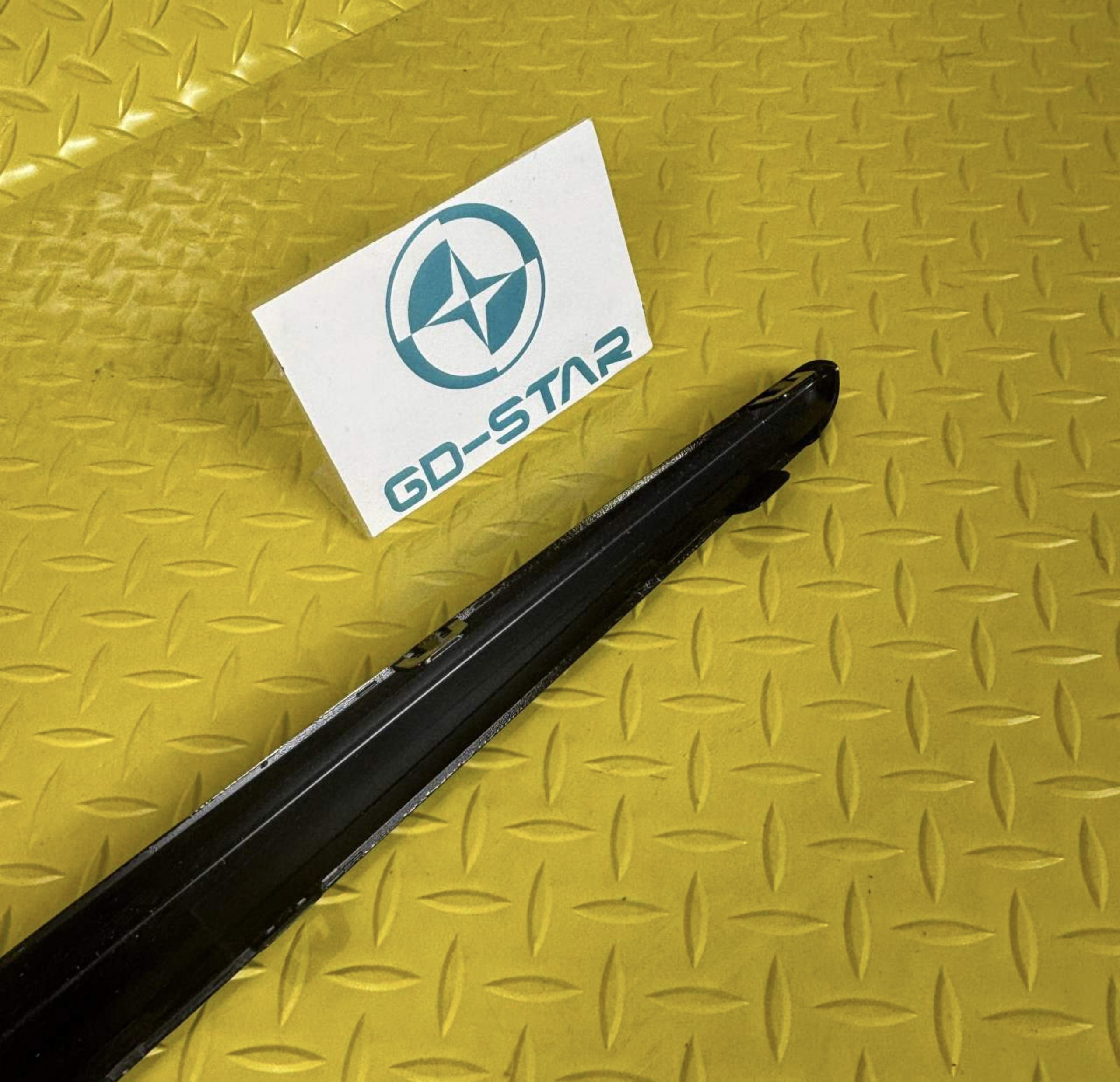Side skirts on both sides of W176