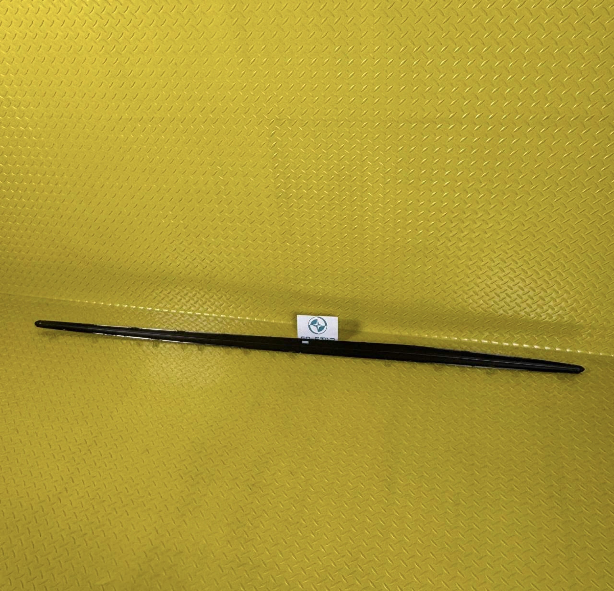 Side skirts on both sides of W176