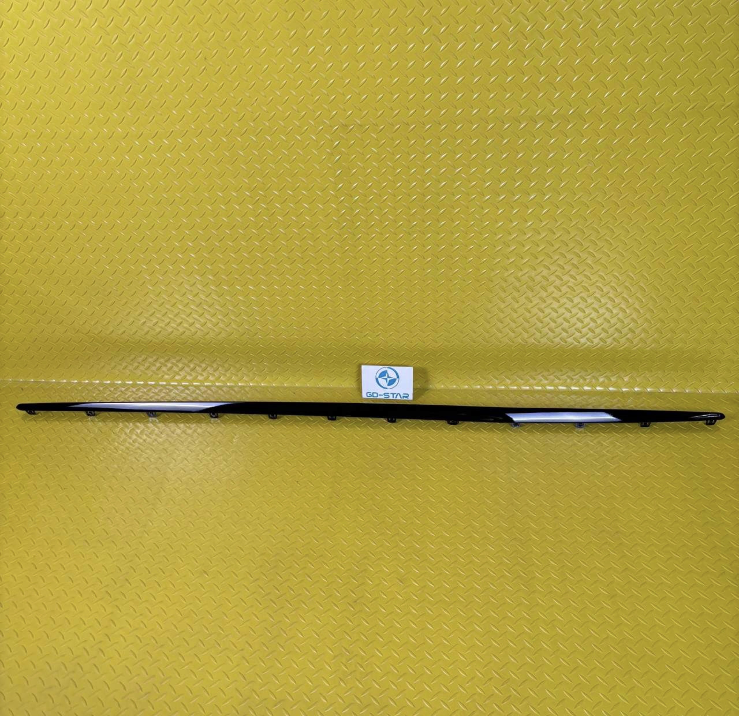 Side skirts on both sides of W176