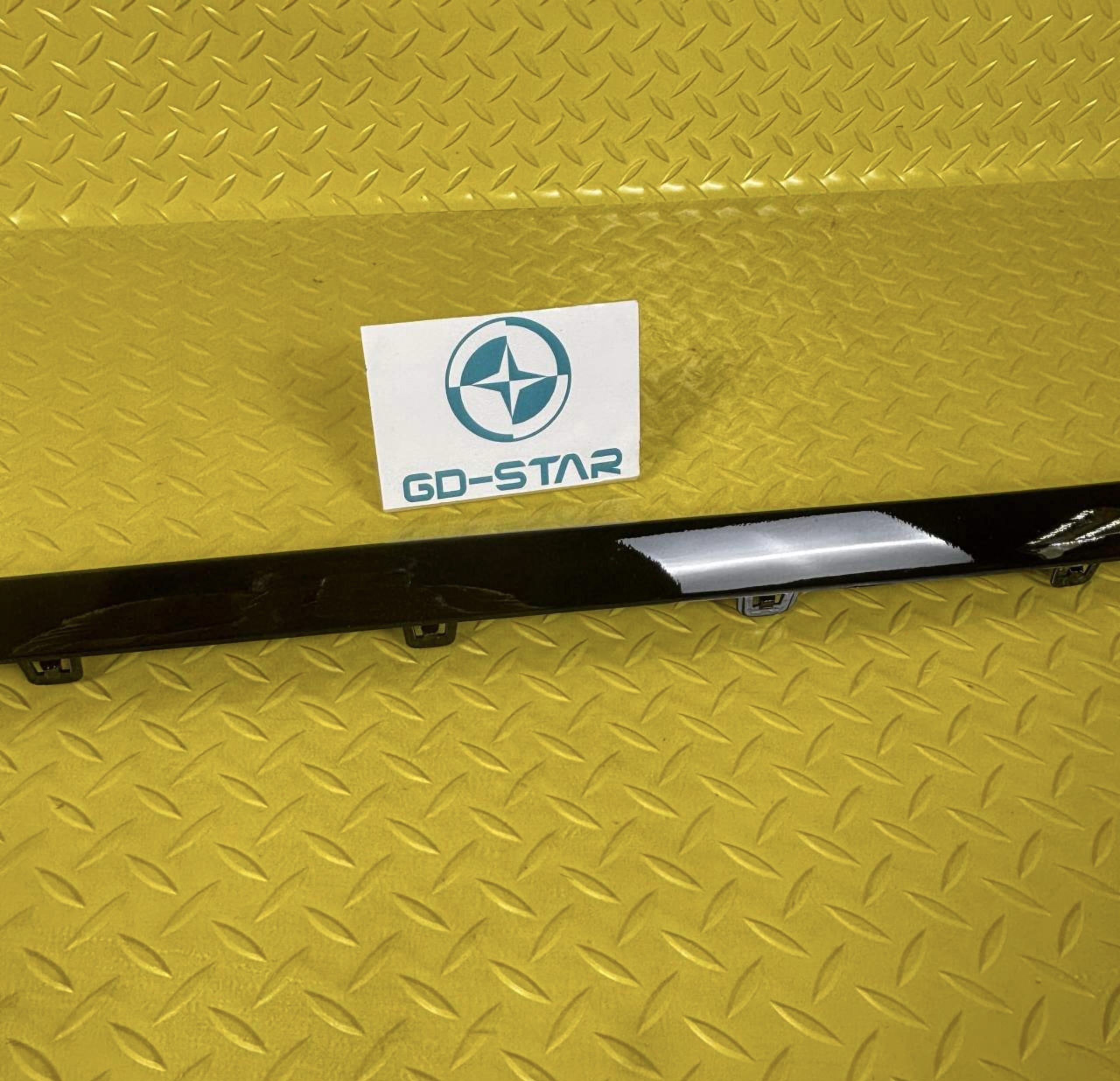 Side skirts on both sides of W176