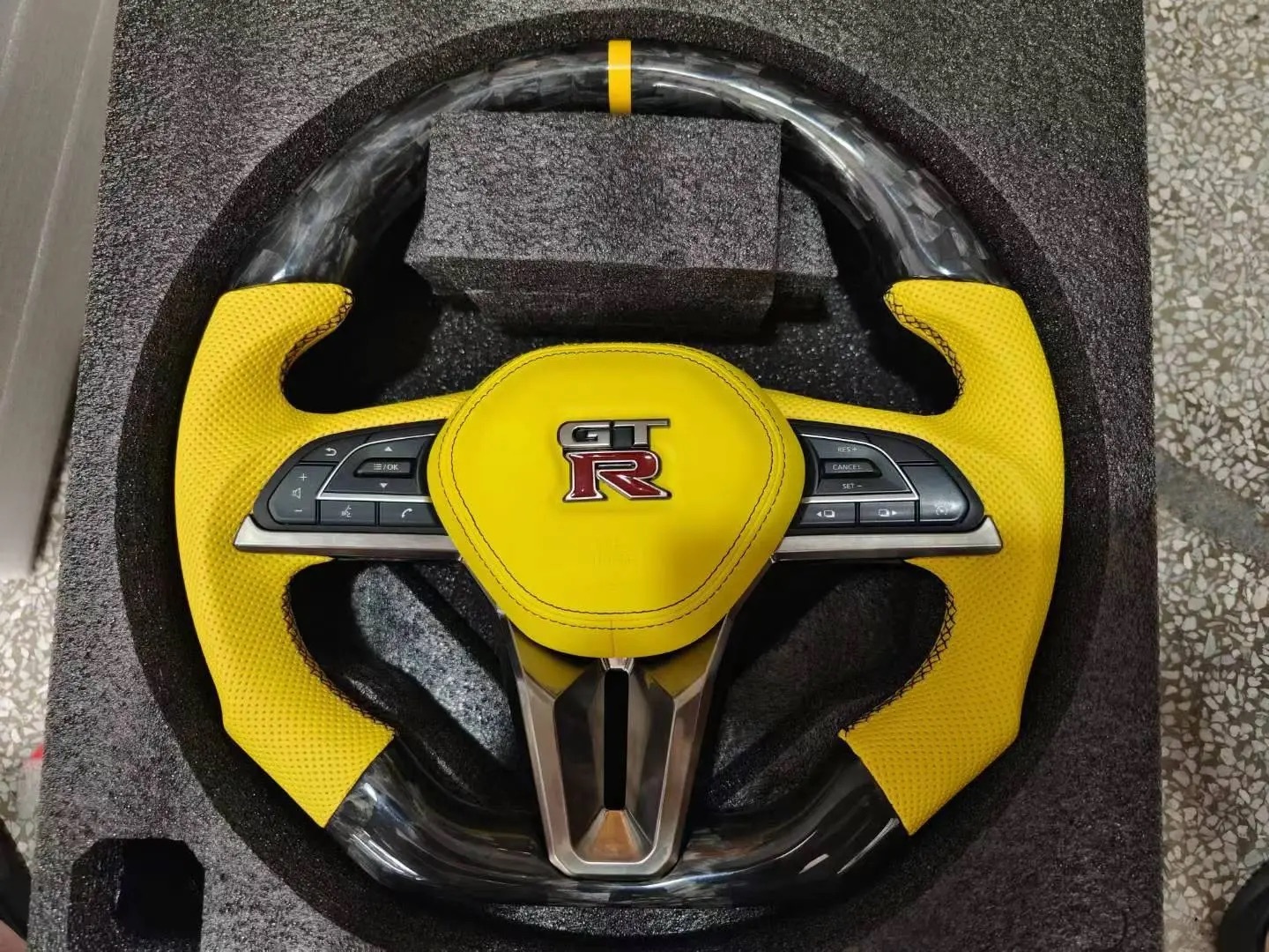 Carbon Fiber Steering Wheel for Nissan GTR R34 R35