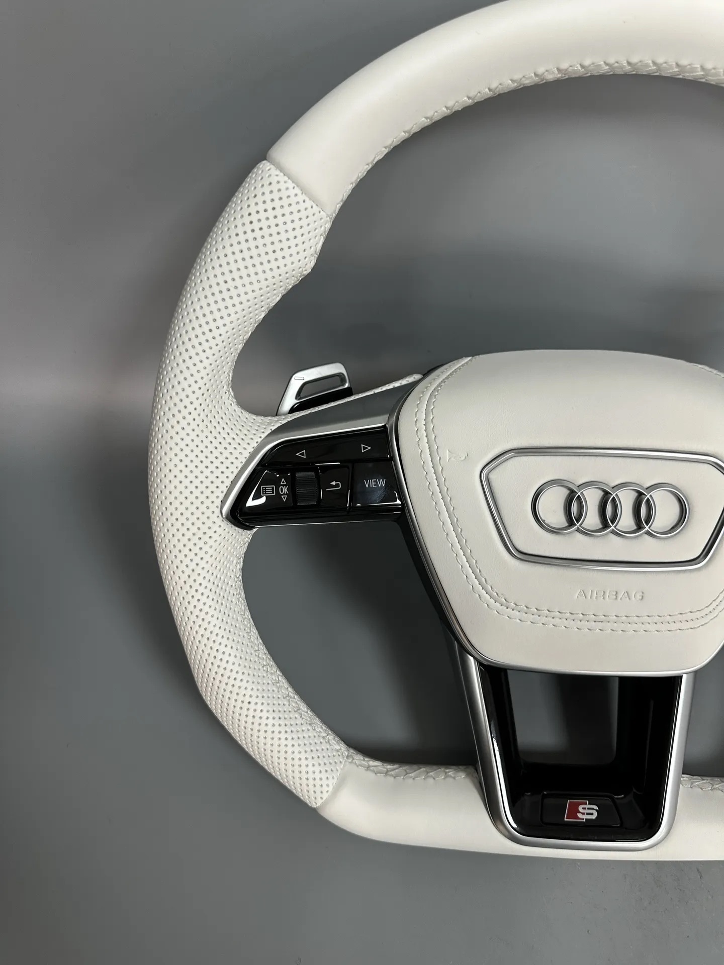 Suitable for Audi C8 A6 A7 S6 S7 RS6 RS7 leather steering wheel