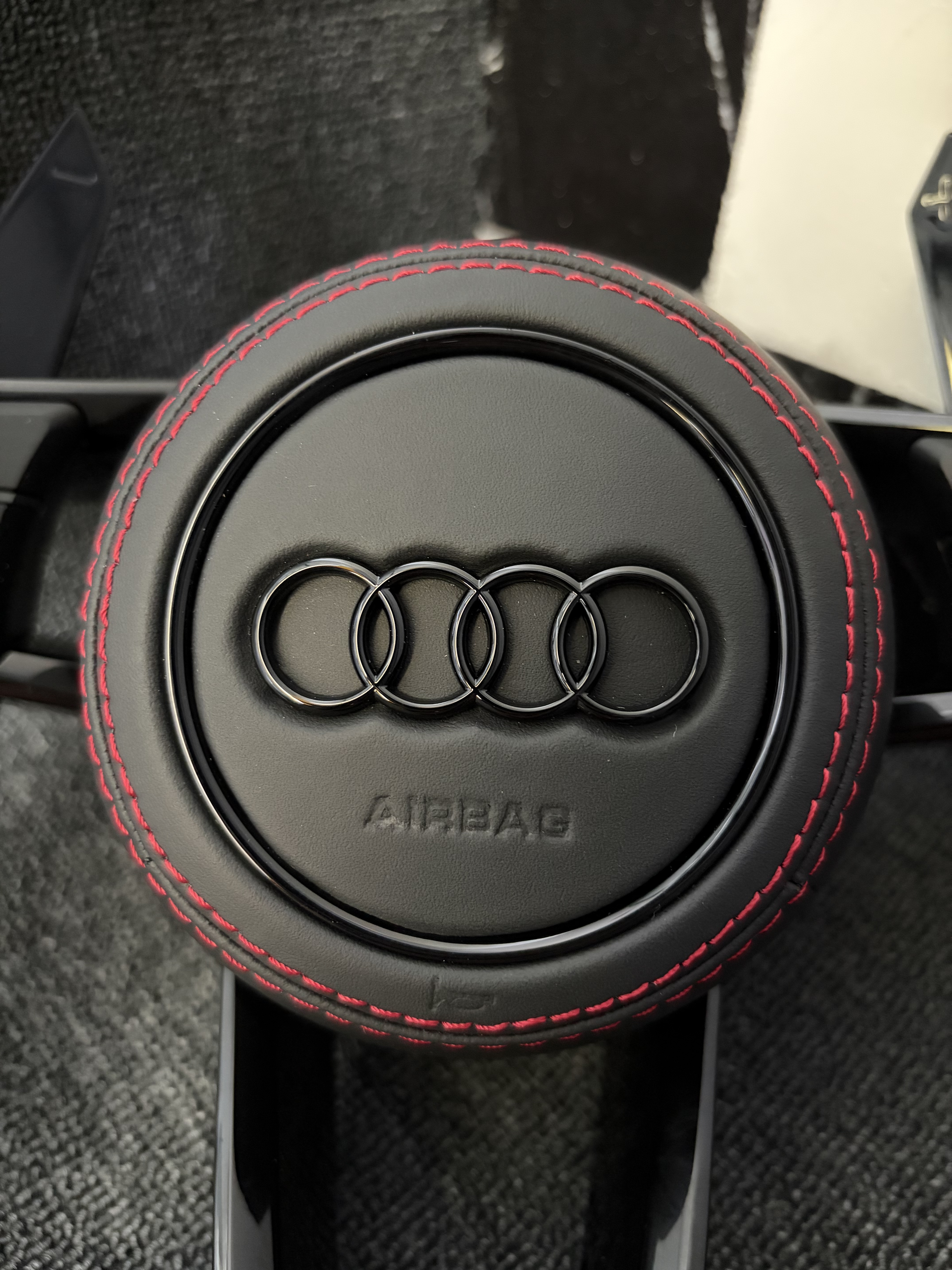 Customized carbon fiber and leather R8 steering wheel suitable for Audi S RS
