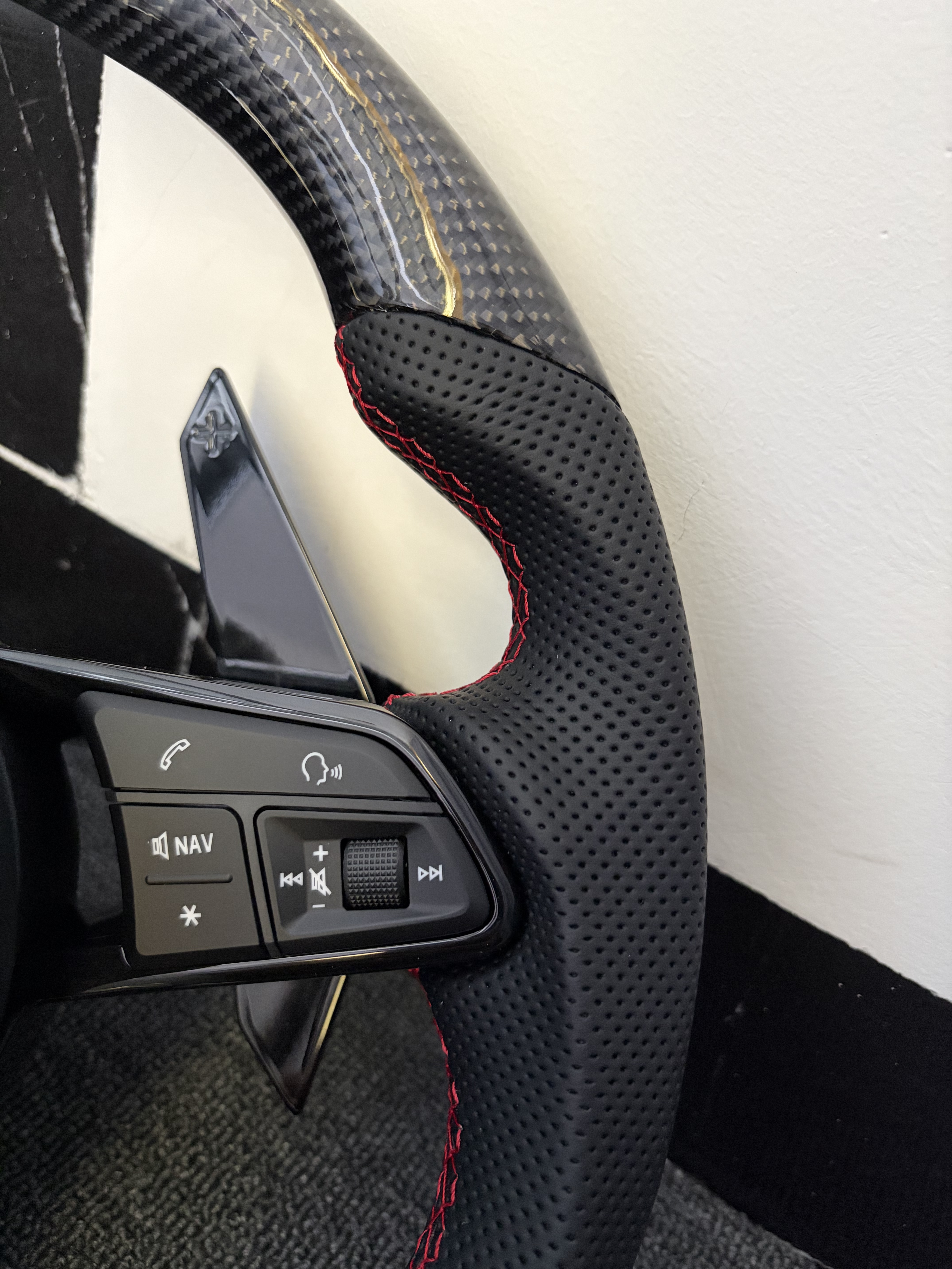 Customized carbon fiber and leather R8 steering wheel suitable for Audi S RS