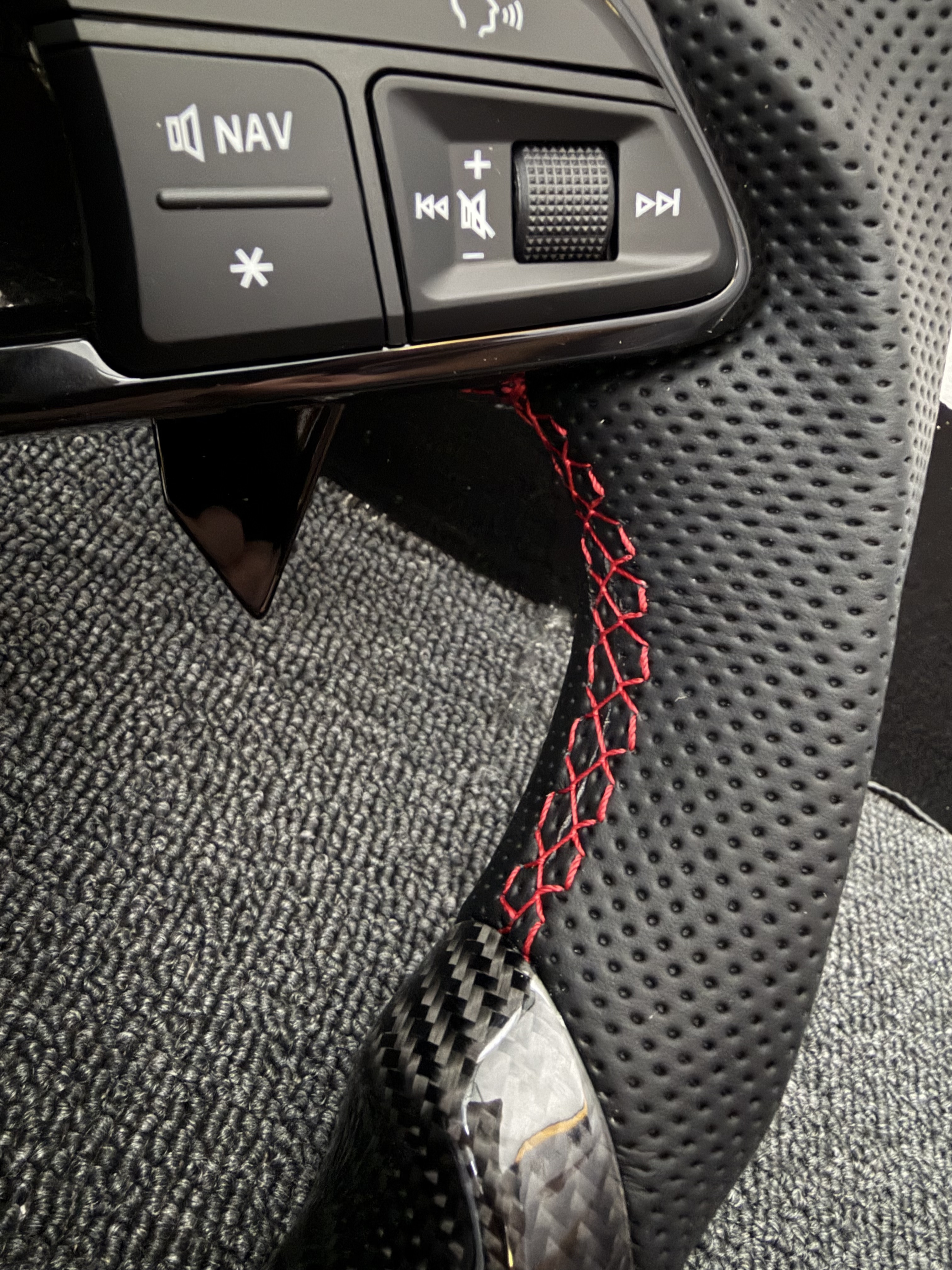 Customized carbon fiber and leather R8 steering wheel suitable for Audi S RS