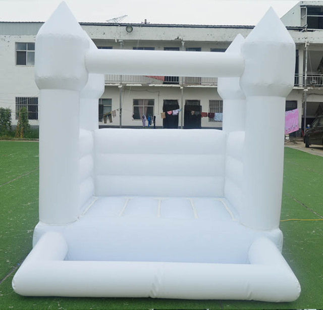 Mini White Jumper With Ball Pit
