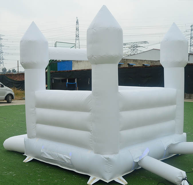Mini White Jumper With Ball Pit