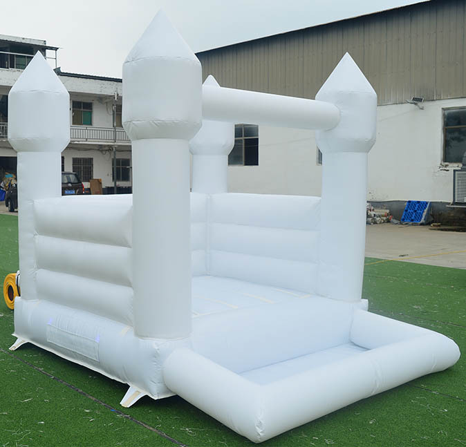 Mini White Jumper With Ball Pit