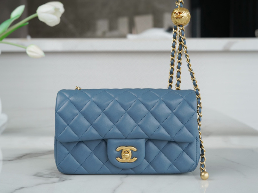 (cc) Chanel 23C gold ball