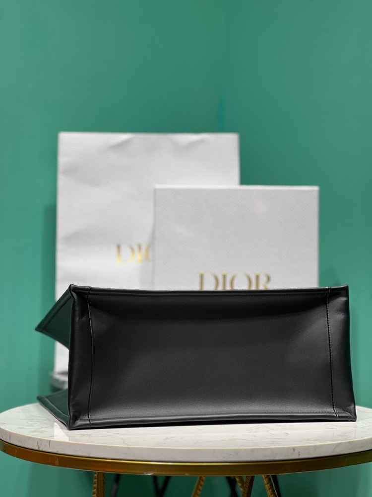 Dior tote medium