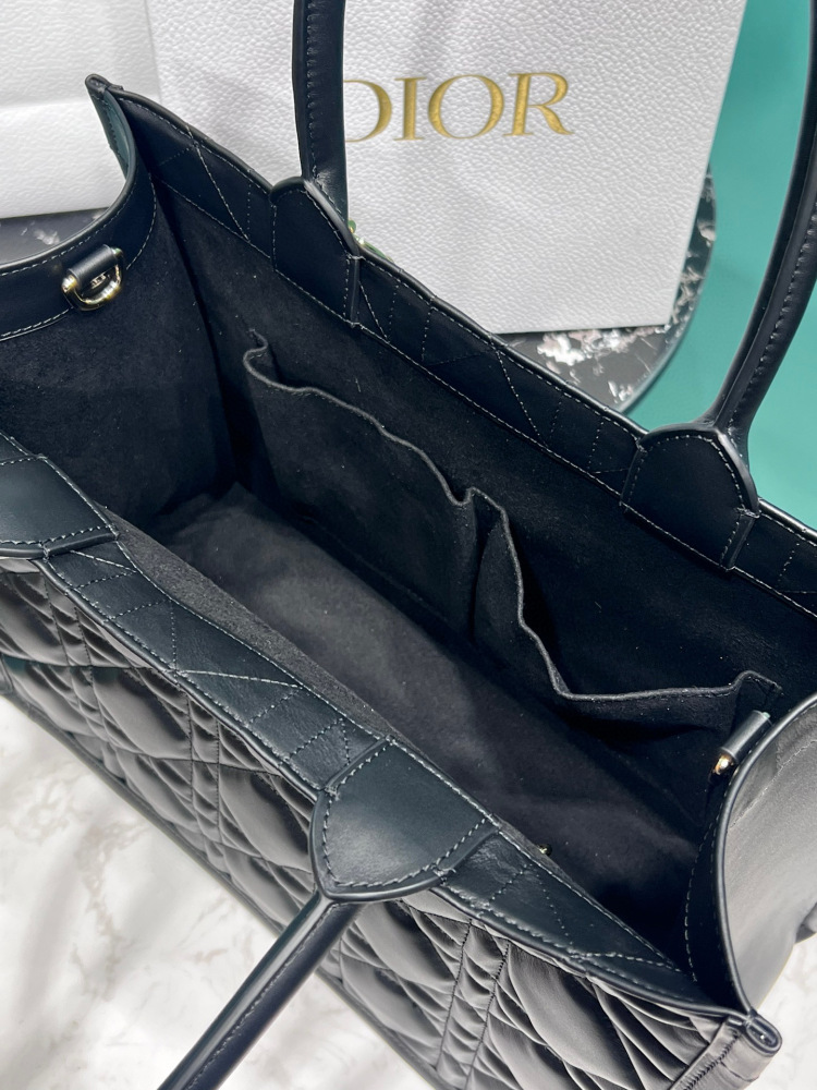 Dior tote medium