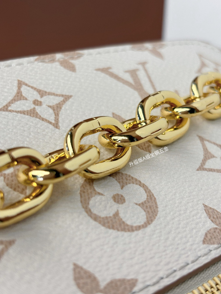(MB) LV pochette metis east west