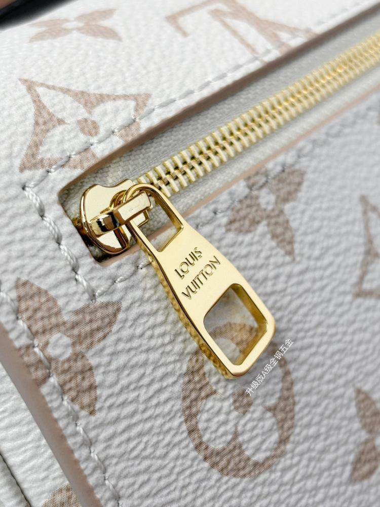 (MB) LV pochette metis east west