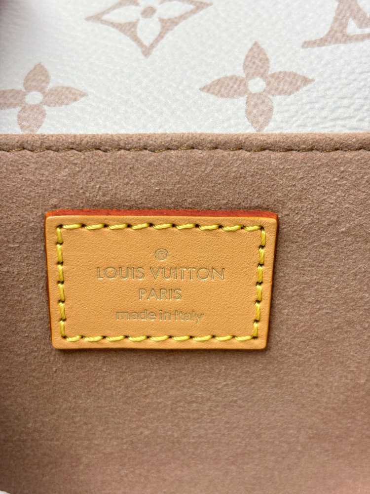 (MB) LV pochette metis east west