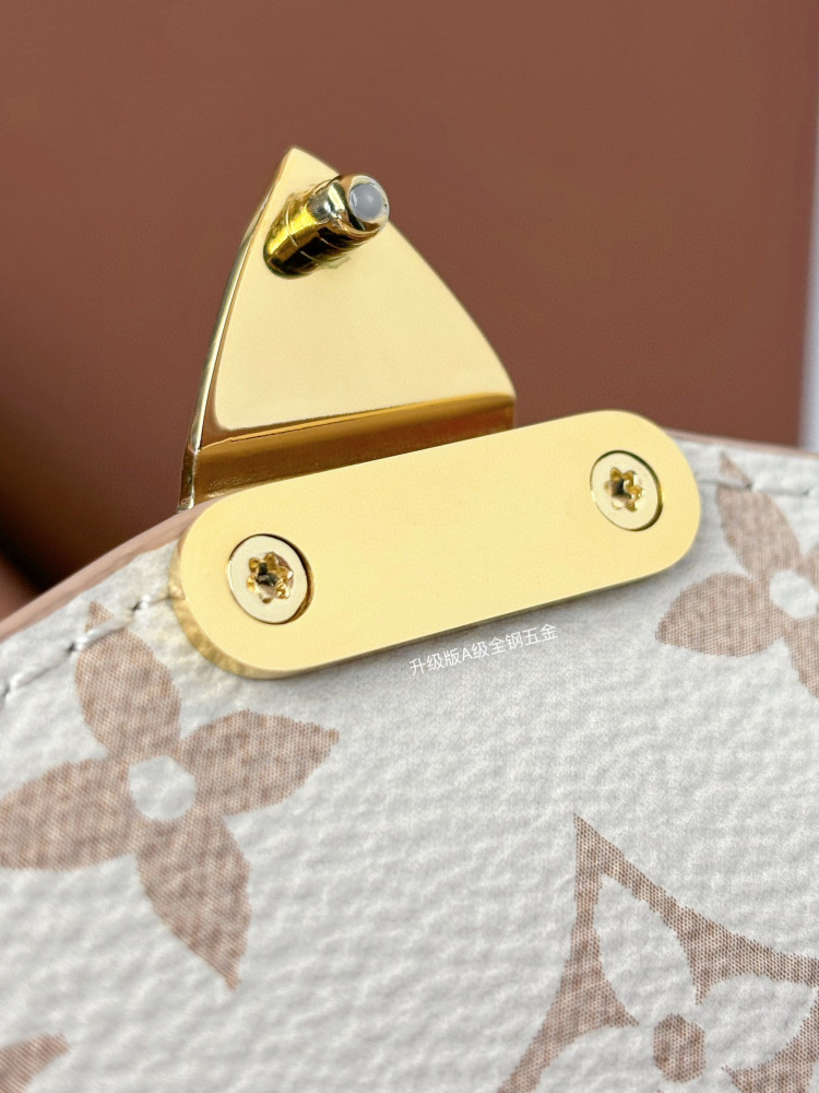 (MB) LV pochette metis east west