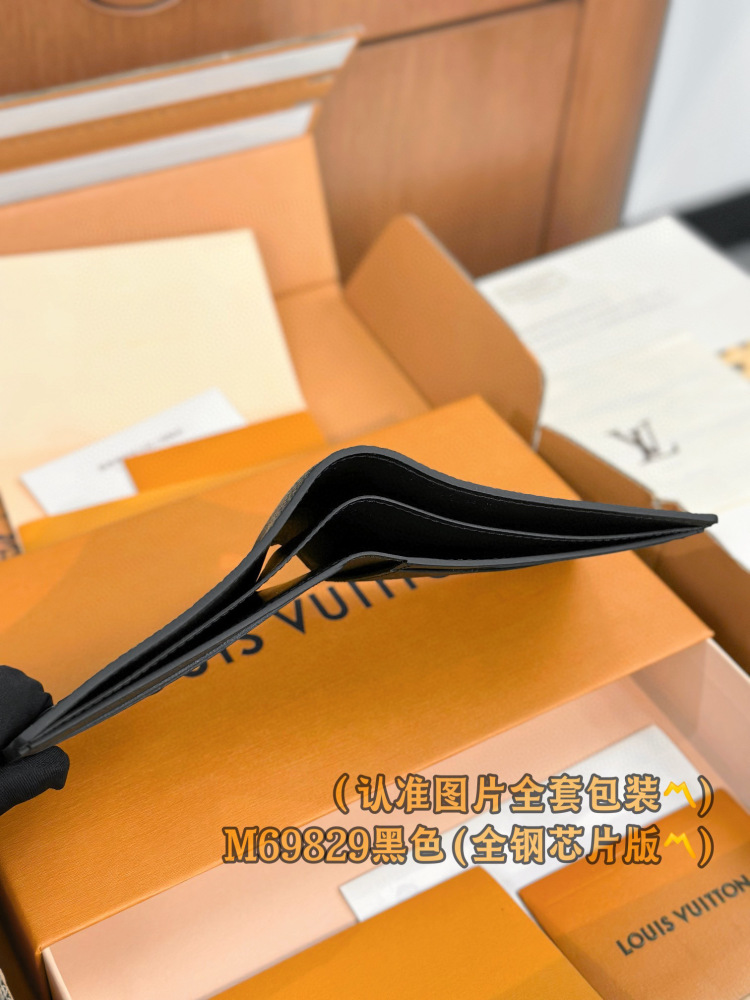 LV wallet M69829