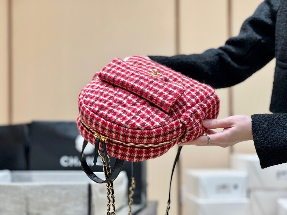 (cc) Chanel 24N ski bag