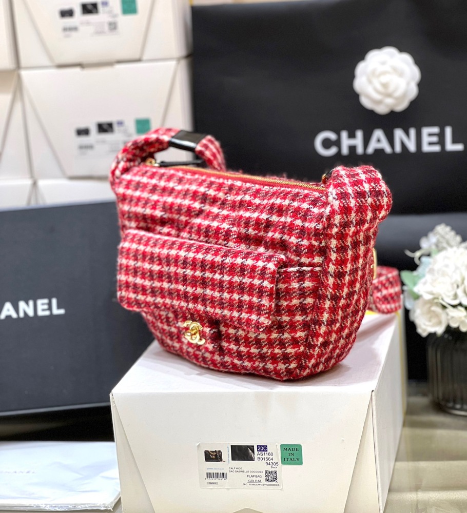 (cc) Chanel 24N ski bag