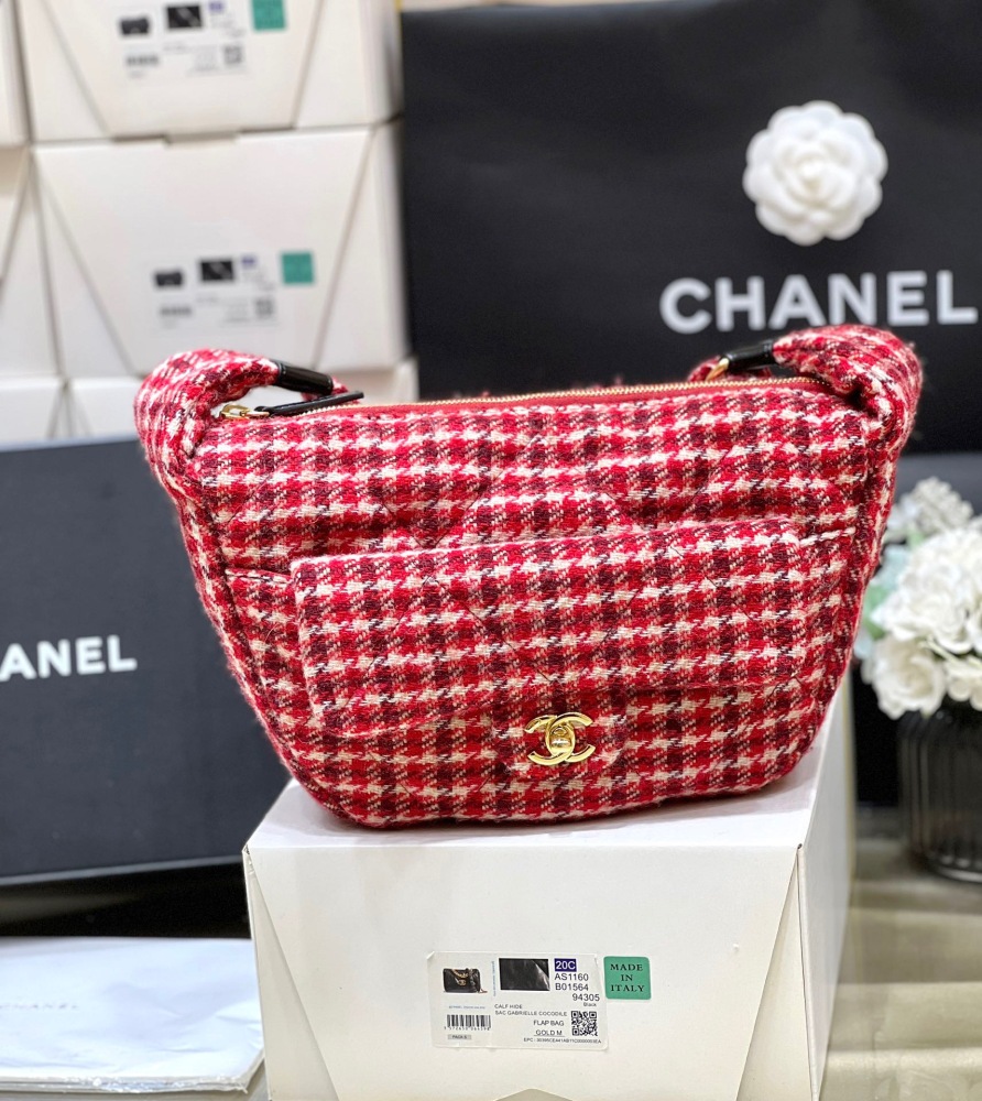 (cc) Chanel 24N ski bag