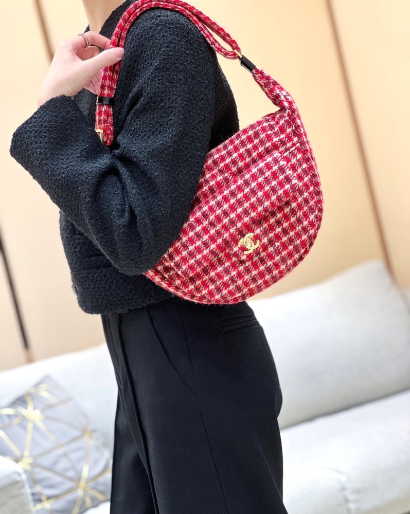 (cc) Chanel 24N ski bag