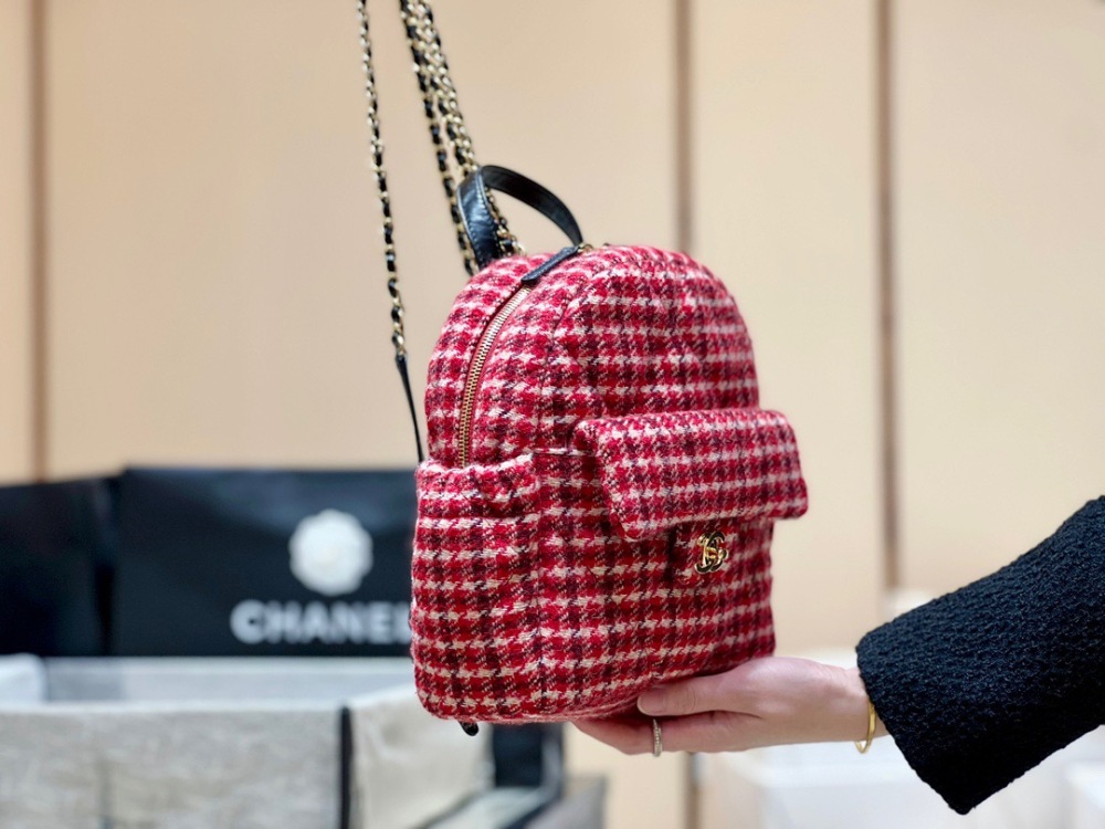 (cc) Chanel 24N ski bag