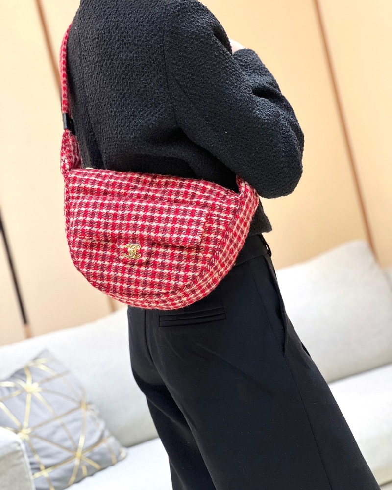 (cc) Chanel 24N ski bag