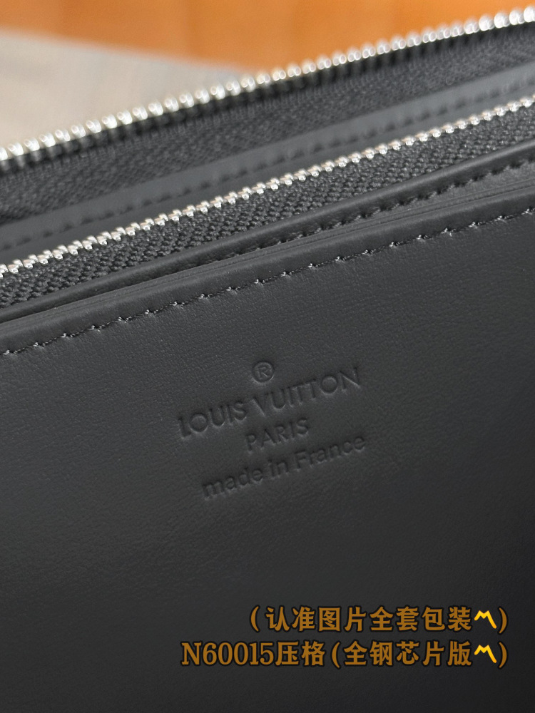 LV wallet M60015