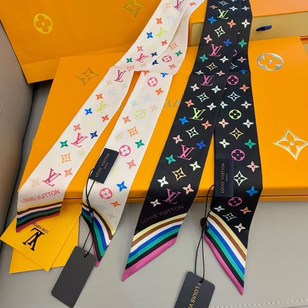 LV scarf