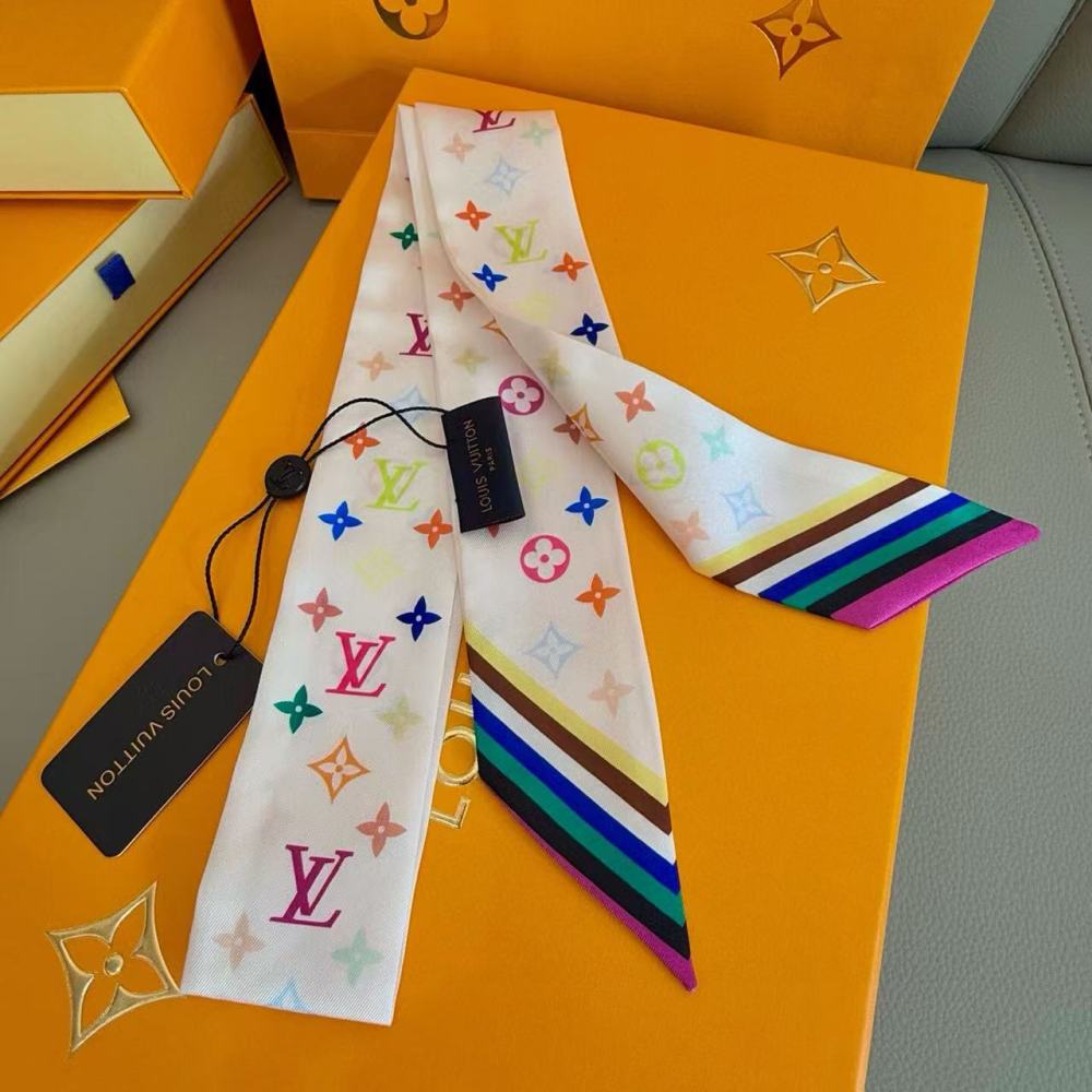 LV scarf
