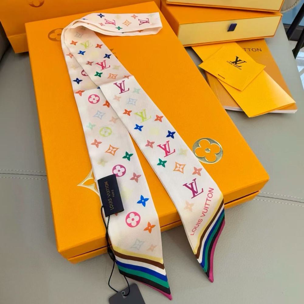 LV scarf