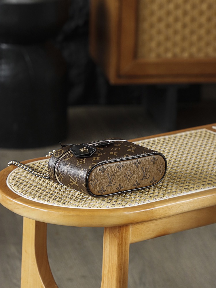 （SP） LV vanity chain pouch