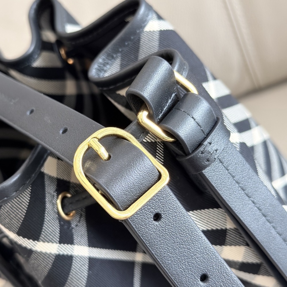 Burberry bucket