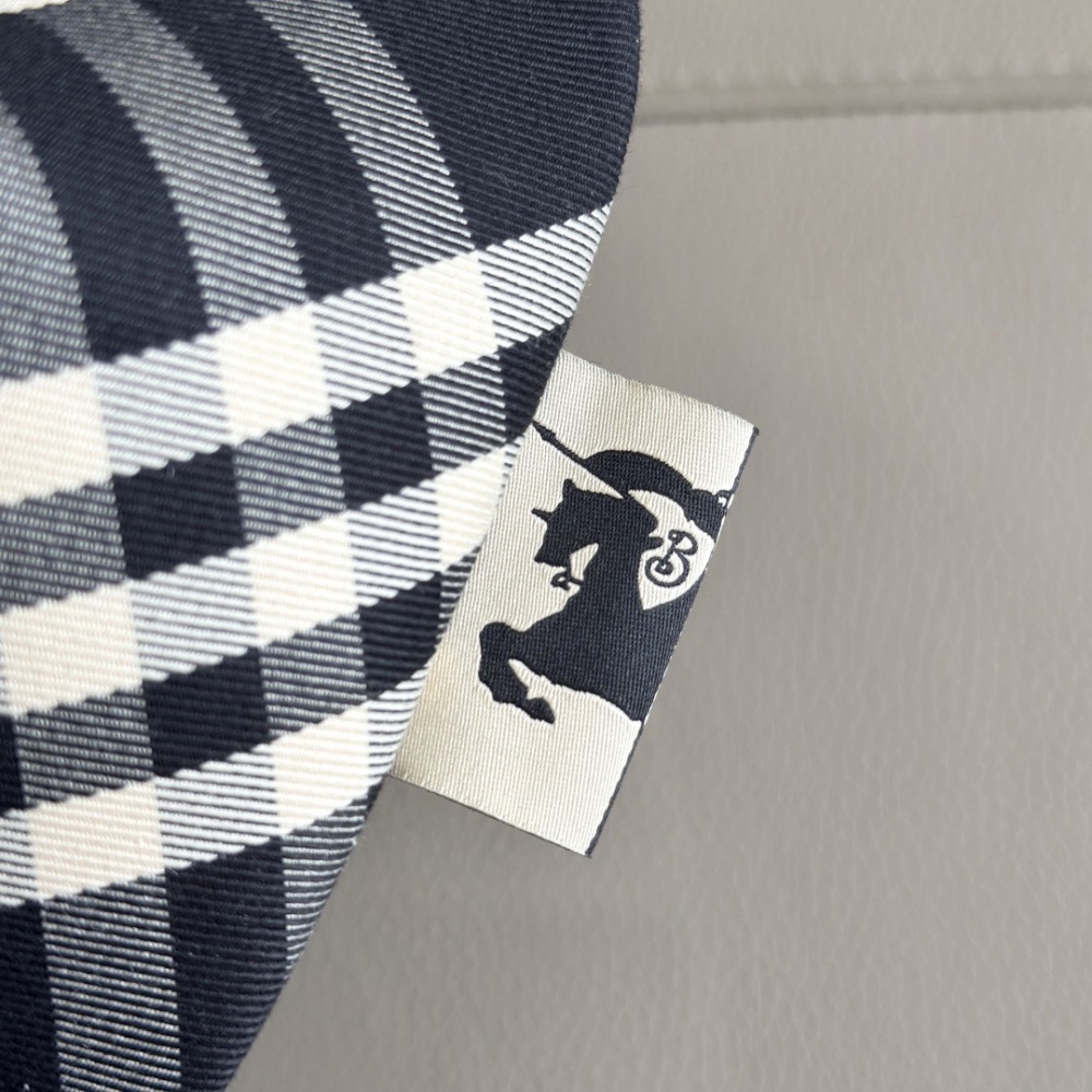 Burberry bucket