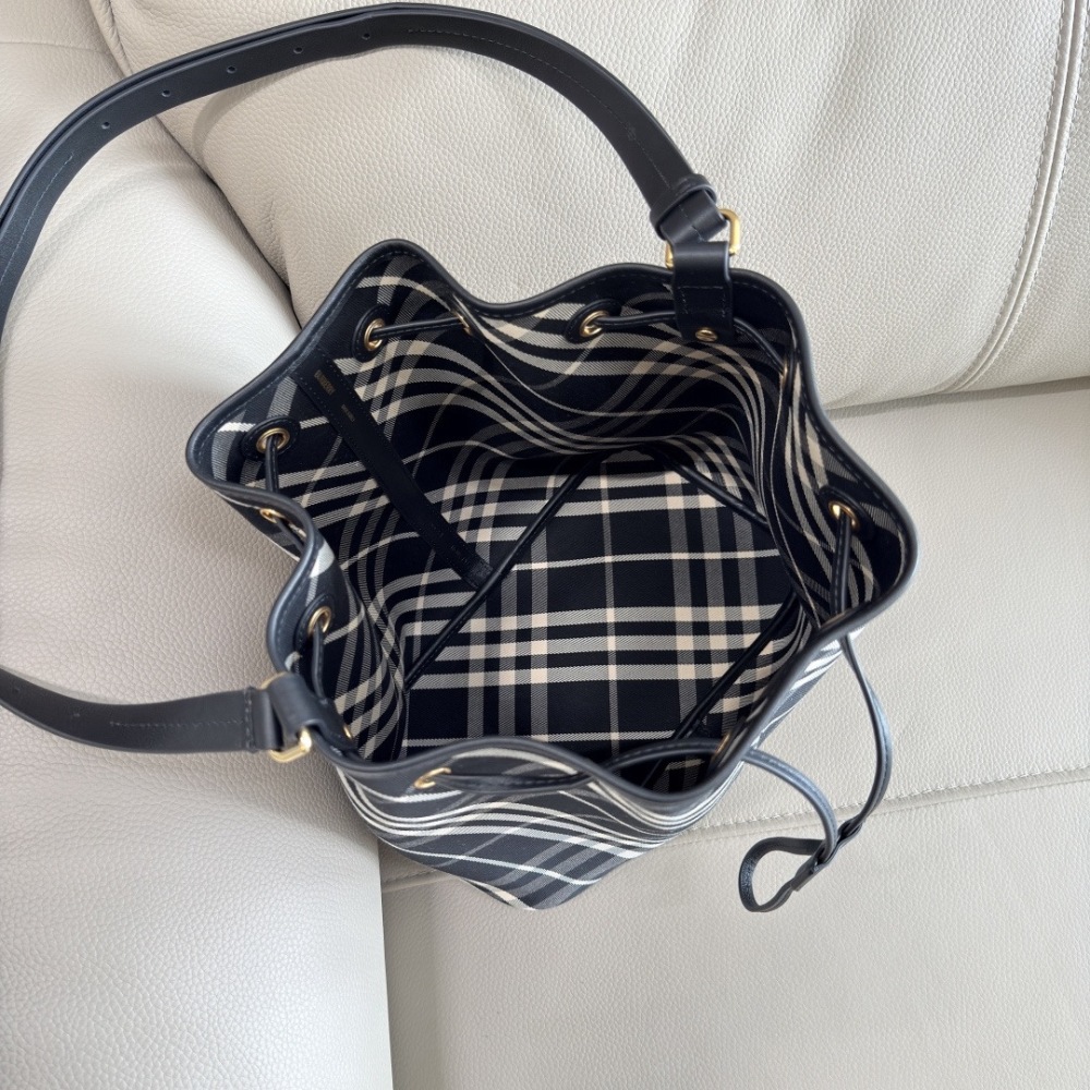 Burberry bucket