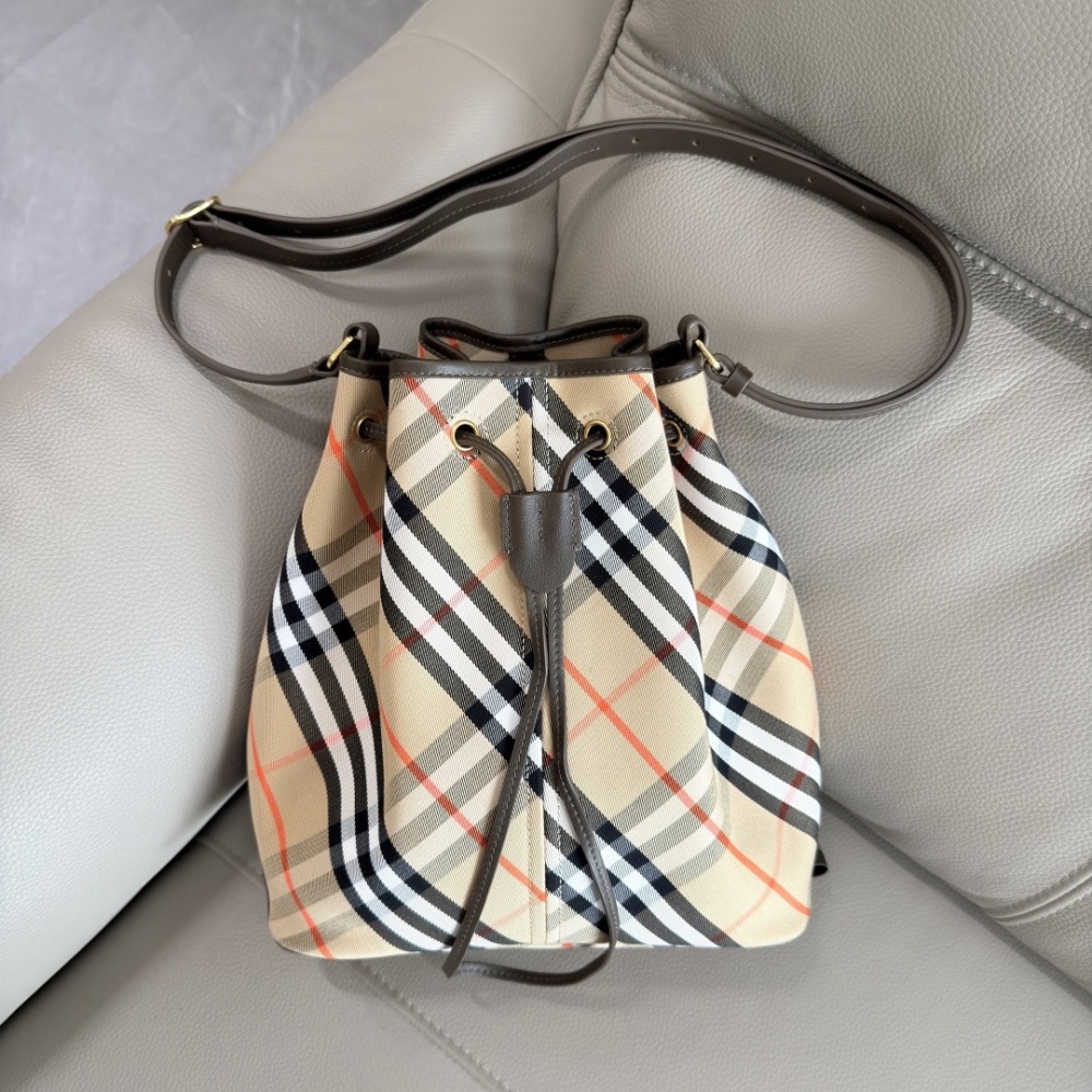 Burberry bucket