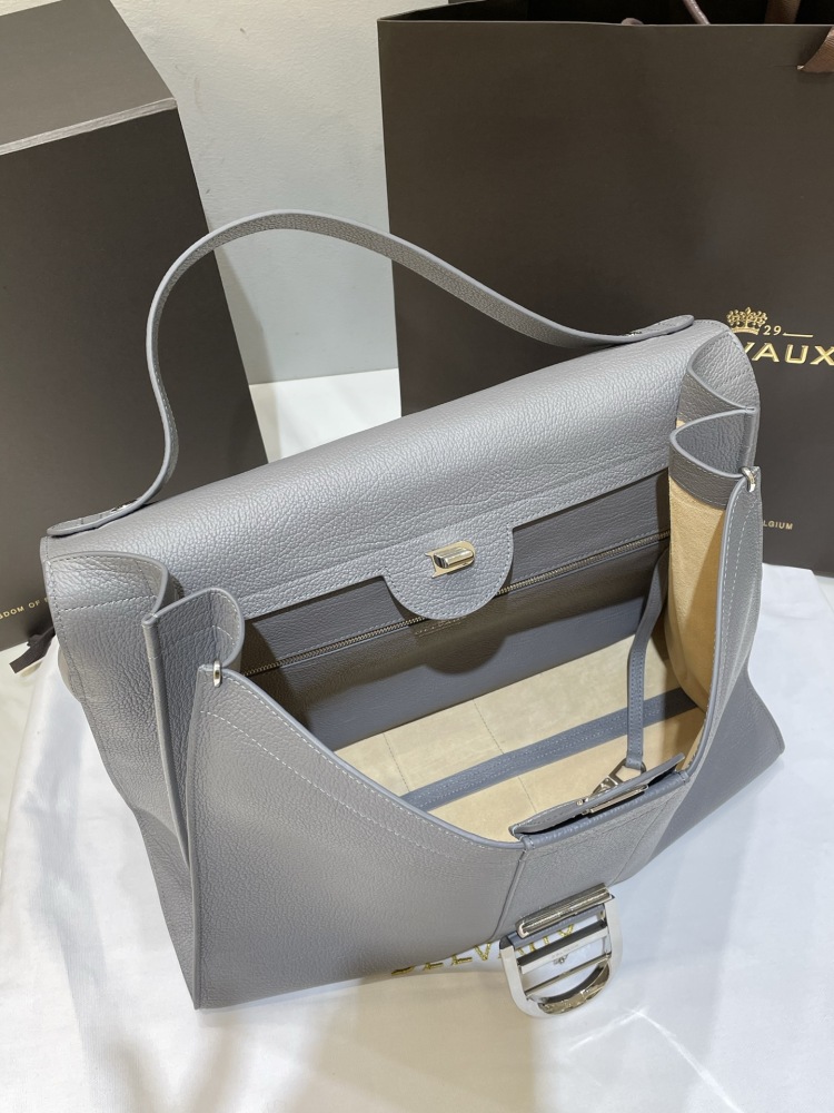 Delvaux tempo large