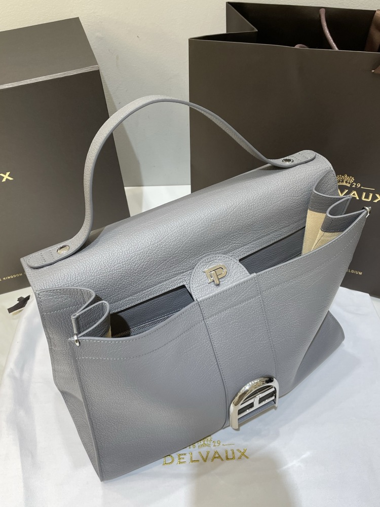 Delvaux tempo large