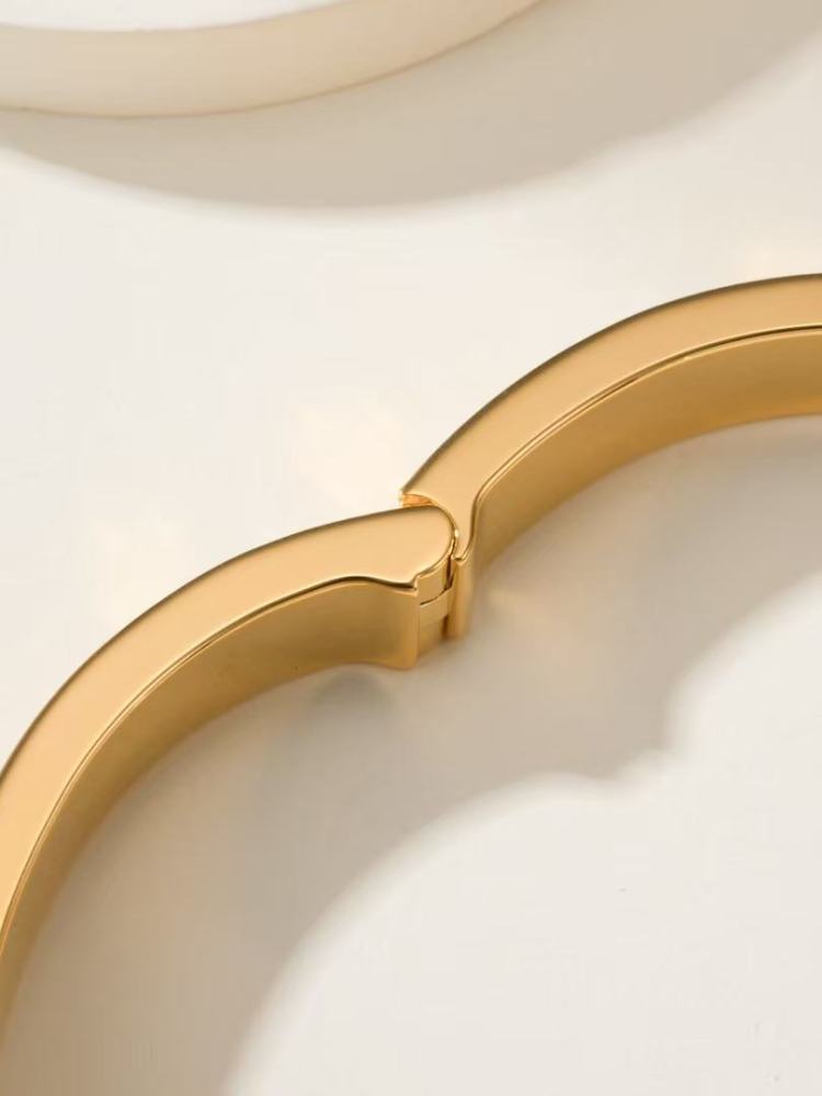 Cartier Classic wide diamond-studded love bracelet