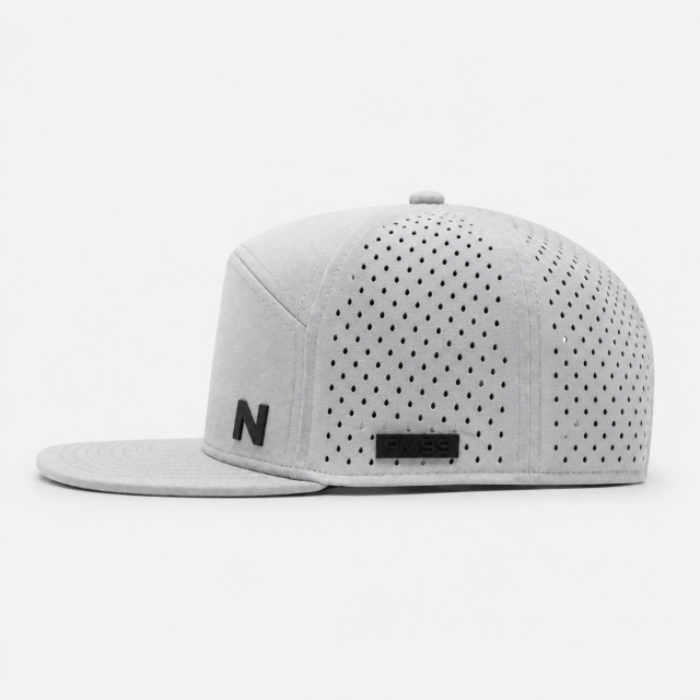ライトグレー 5パネル ゴルフハット、www.nearlonggolf.com、フラットバイザーと通気孔付きサイドを備えたライトグレー 5パネル ゴルフハット