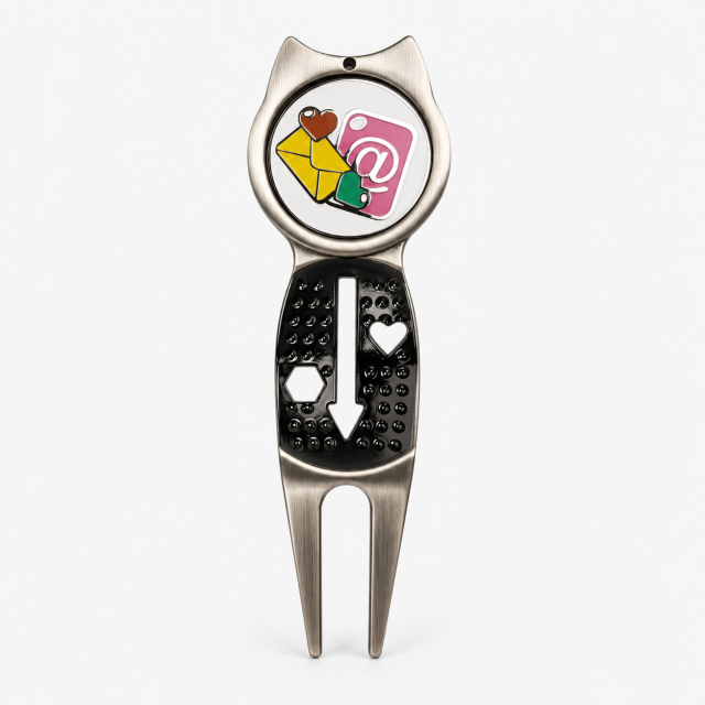 Custom golf divot tool with personalized ball marker front view