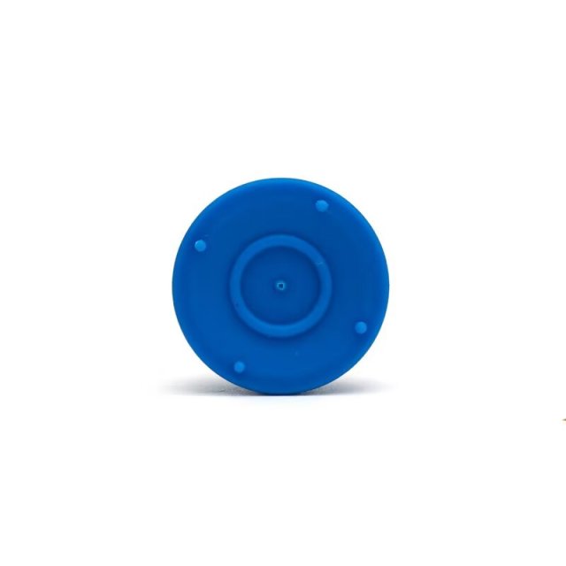 Wide top adjustable golf tee for stable ball placement