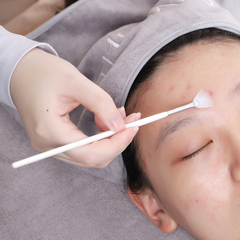 美容院用ブラシは、美容院用ブラシ酸溶液、ブラシエッセンス、ブラシジェルなどのスキンケア用品に使用されている