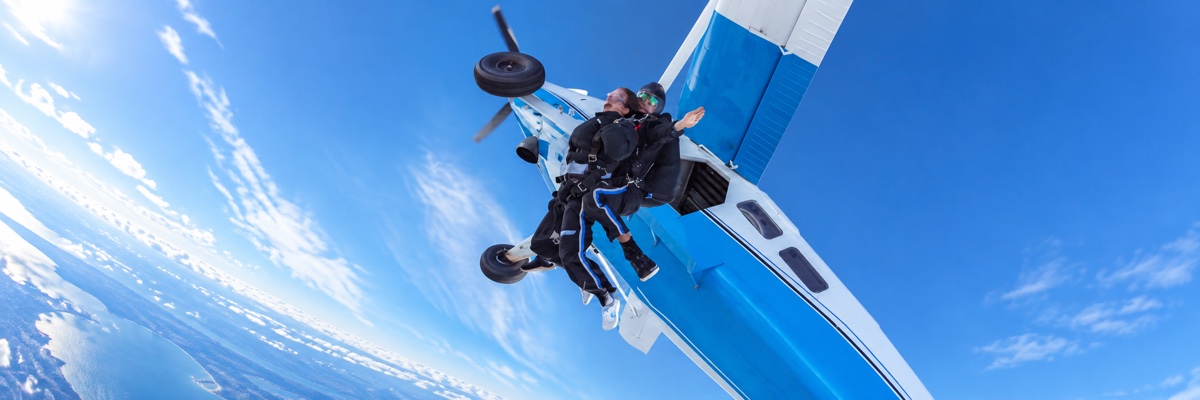 Complete tandem pair exiting a SKYONE aircraft, adapted to a wide banner