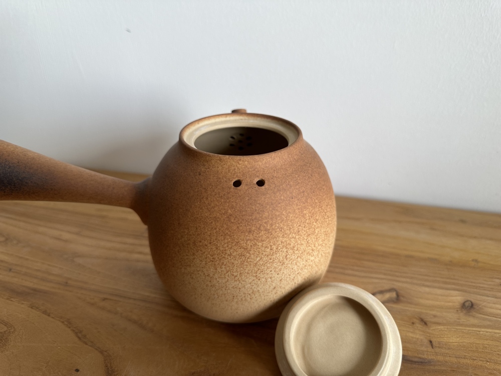 800ml Stovetop Safe Raw Ore Clay Side Handle Kyusu Teapot, Handcrafted Gradient Matte Finish Pottery Tea Kettle, Open Flame Safe with Built-in Strainer for Loose Leaf Tea Brewing