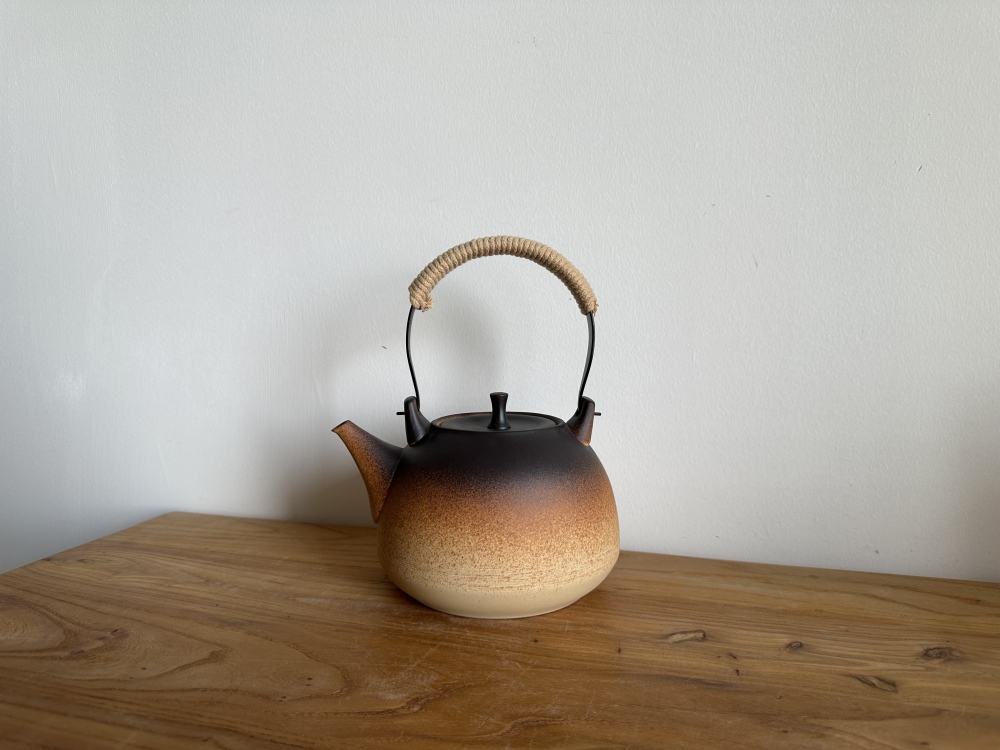 1200ml Large Capacity Stovetop Safe Raw Ore Clay Top Handle Teapot, Handcrafted Gradient Glaze Pottery Tea Kettle with Heat-Resistant Hemp Wrapped Lifting Handle, Open Flame Safe for Family & Group Tea Brewing