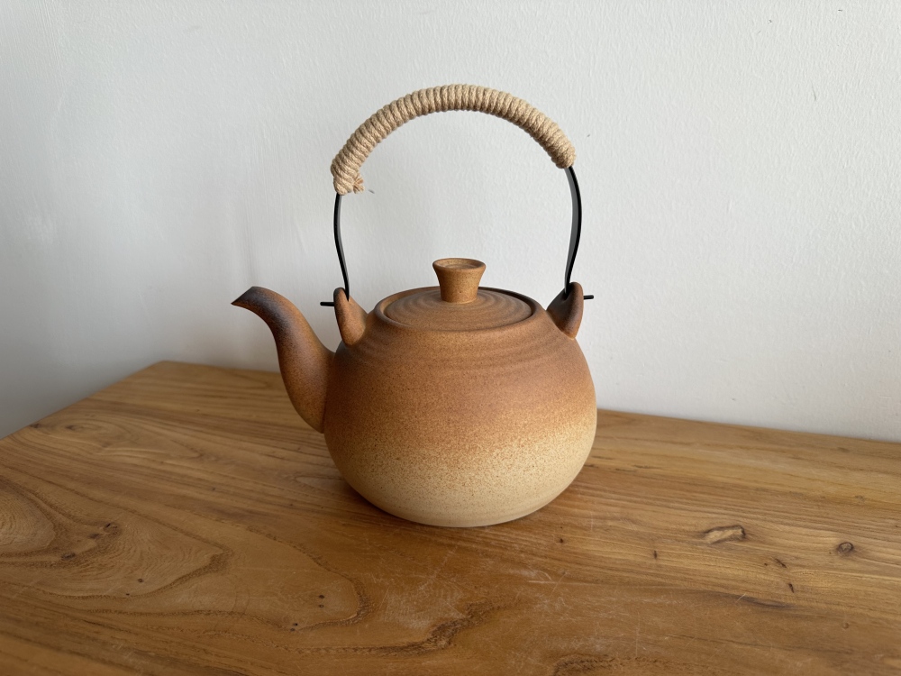 800ml Stovetop Safe Raw Ore Clay Top Handle Teapot, Warm Caramel Gradient Ribbed Texture Handcrafted Pottery Tea Kettle with Heat-Resistant Hemp Wrapped Handle, Open Flame Safe
