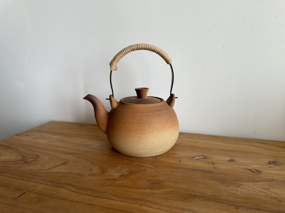 800ml Stovetop Safe Raw Ore Clay Top Handle Teapot, Warm Caramel Gradient Ribbed Texture Handcrafted Pottery Tea Kettle with Heat-Resistant Hemp Wrapped Handle, Open Flame Safe